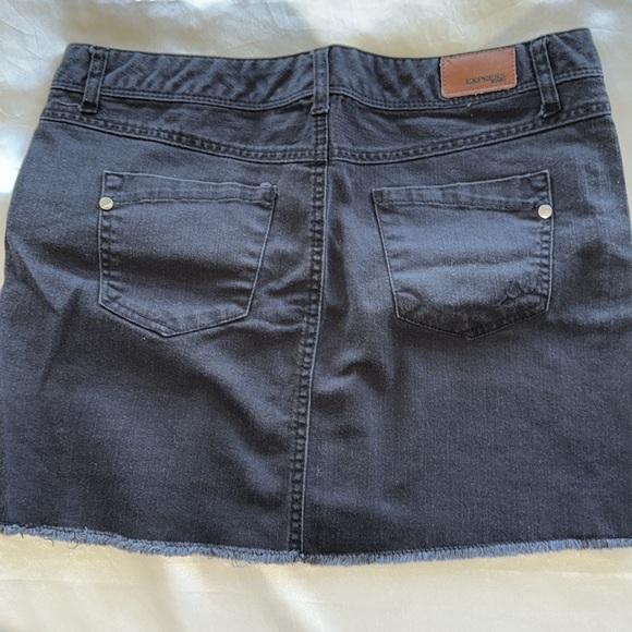 Express Black Denim Mini Skirt Stretch Raw Hem Classic 5-Pocket Mid Rise Size 8 - Picture 6 of 13